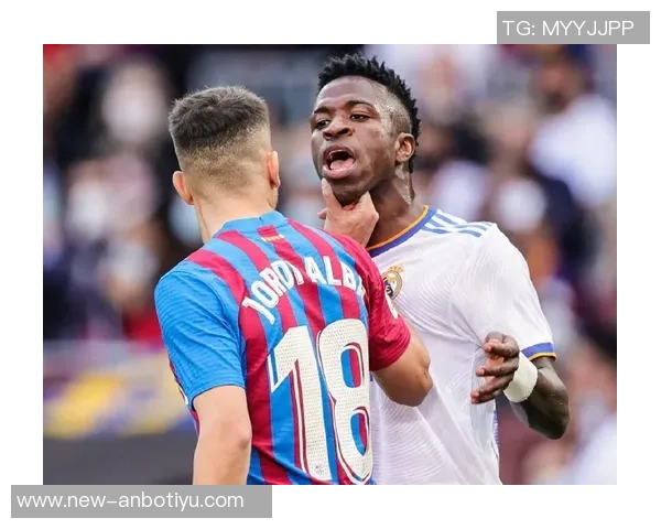 维尼修斯与女友携手米利唐夫妇共度摩纳哥假期心情愉悦庆祝国家德比胜利